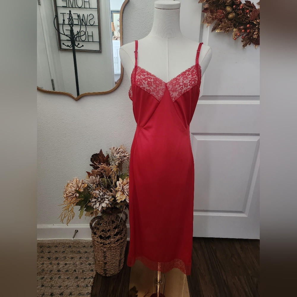 Vintage Elegant Red Lace Trim Nightgown